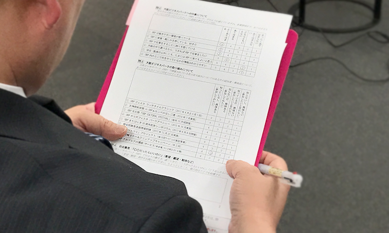 アンケートを書くワーカー