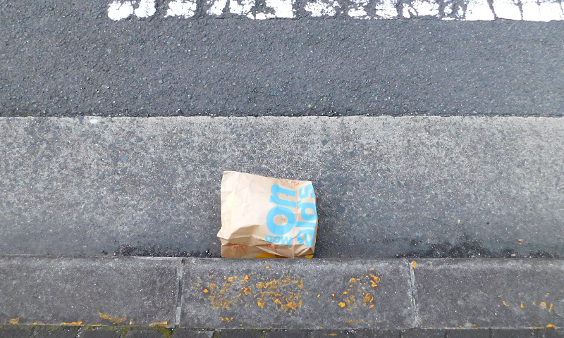 活動開始から早くもゴミが目立つ