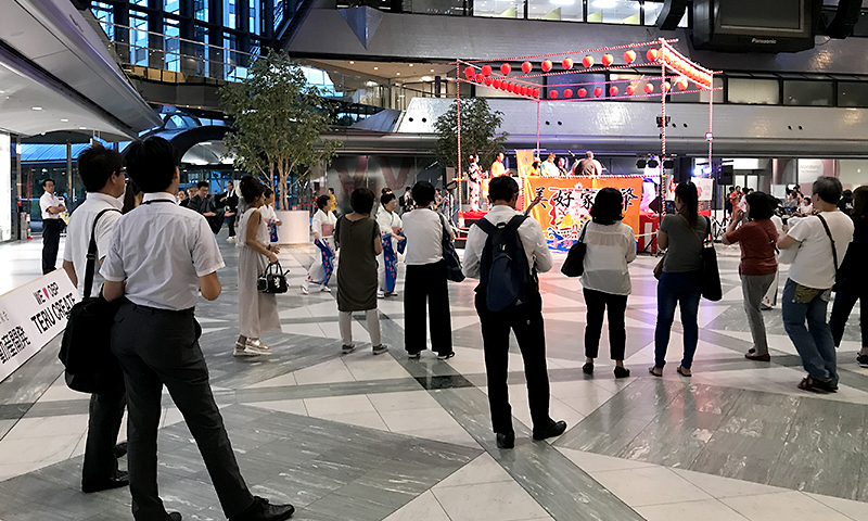 盆踊り大会は地域からも踊り手さんが続々と